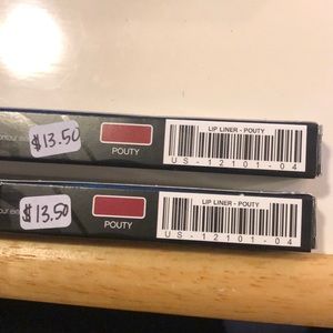 Lip liner pouty